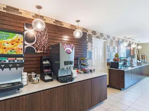 La Quinta Inn & Suites by Wyndham Mathis - Image 4