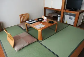 Hotel Hawaiians - Image 3