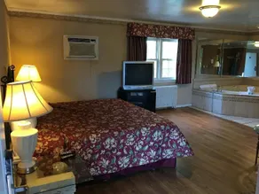Golden Circle Inn & Suites - Image 4
