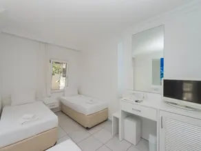 Bendis Beach Hotel - Image 3