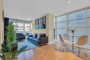 Luxurious Sir John Lyon Serviced Apartment - Image 3