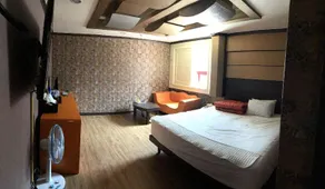 Public Hotel - Image 5