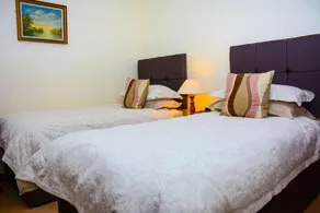Clarke Cottage Guest House - Image 4
