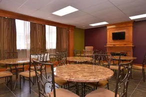 Americas Best Value Inn & Suites Kansas City - Image 4