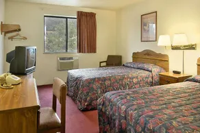Super 8 by Wyndham Butler - Image 3