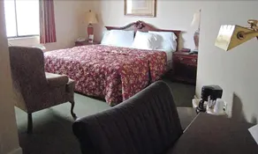 Golden Circle Inn & Suites - Image 3