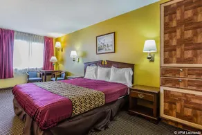 Econo Lodge - Image 2
