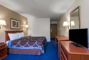 Super 8 by Wyndham Delmont - Image 3
