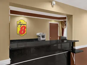 Super 8 by Wyndham Fort Myers - Image 5