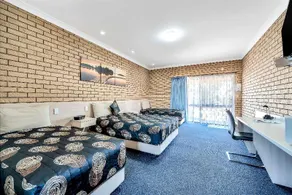 Comfort Inn Warwick - Image 5