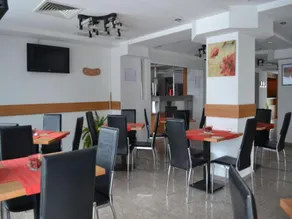 Plus Hotel - Image 2
