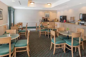 La Quinta Inn & Suites by Wyndham Fort Myers Airport - Image 2