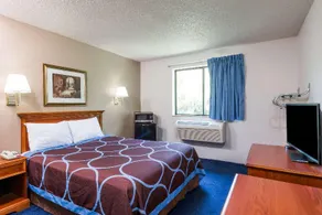 Super 8 by Wyndham Delmont - Image 4