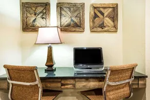 Super 8 by Wyndham Clovis - Image 2