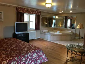 Golden Circle Inn & Suites - Image 2
