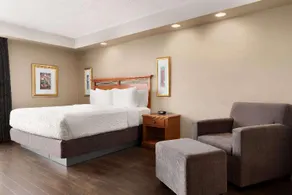 Royal Hotel Calgary, Trademark Collection by Wyndham - Image 3