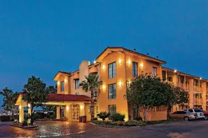 Super 8 by Wyndham San Antonio Near SeaWorld Ingram Park - Image 5