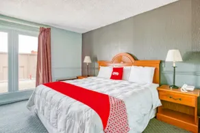 Oyo Townhouse Tulsa Woodland Hills - Image 3