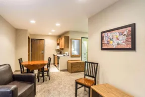 Econo Lodge - Image 4