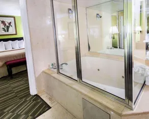 Quality Inn on the Beach - Image 5