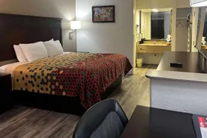 Econo Lodge Inn & Suites - Image 4