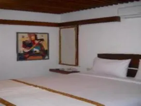 Flores Gallery Hotel - Image 4
