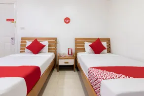 Lucky Hotel by OYO Rooms - Image 4