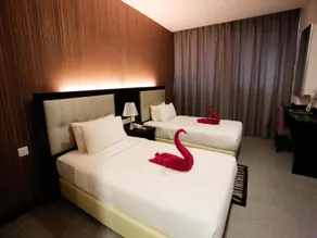 The Grand Campbell Hotel by ZEN Rooms - Image 3