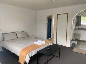 Bay Beauty Motel - Image 4