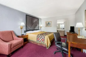 Super 8 by Wyndham Elyria - Image 4