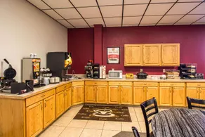 Econo Lodge - Image 2