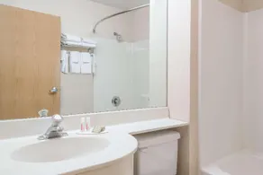 Fargo Airport Inn - Image 5