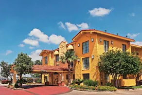 Super 8 by Wyndham San Antonio Near SeaWorld Ingram Park - Image 4