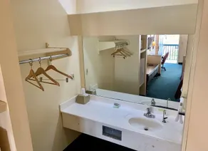 Deluxe Inn & Suites - Image 4