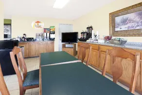 Super 8 by Wyndham Longview/I-20 - Image 2