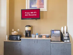 Red Roof Inn & Suites Cleveland - Elyria - Image 2