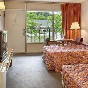 Town and Country Inn Suites Spindale - Image 3