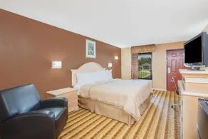 Days Inn by Wyndham Columbus Tryon - Image 3