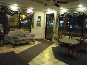 Golden Circle Inn & Suites - Image 3