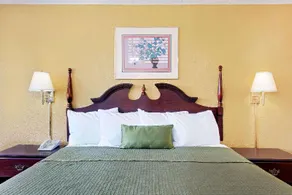 Travelodge by Wyndham Chambersburg - Image 3