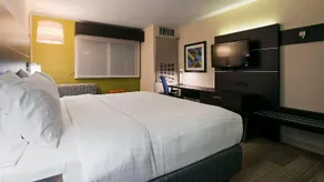 Holiday Inn Express Hotel & Suites Burlington - Image 4