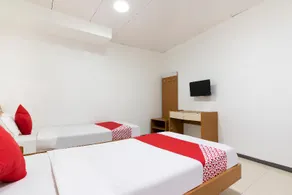 Lucky Hotel by OYO Rooms - Image 5