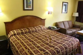 HillView Inn at Six Flags Fiesta - Image 4