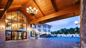 Best Western Plus Swiss Chalet Hotel & Suites - Image 2