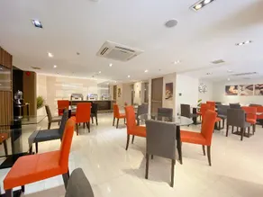 The Luxe Hotel - Image 2