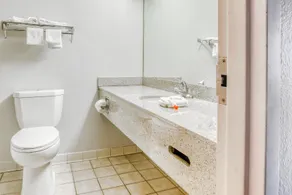 OYO Hotel Burlington South - Image 5