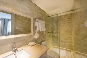 A & Em 280 Le Thanh Ton Hotel & Spa - Image 5