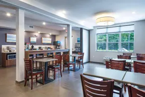 Microtel Inn & Suites by Wyndham Windham - Image 2