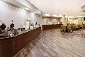 La Quinta Inn & Suites by Wyndham Minneapolis Bloomington W - Image 4