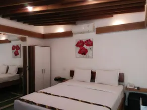 Flores Gallery Hotel - Image 2